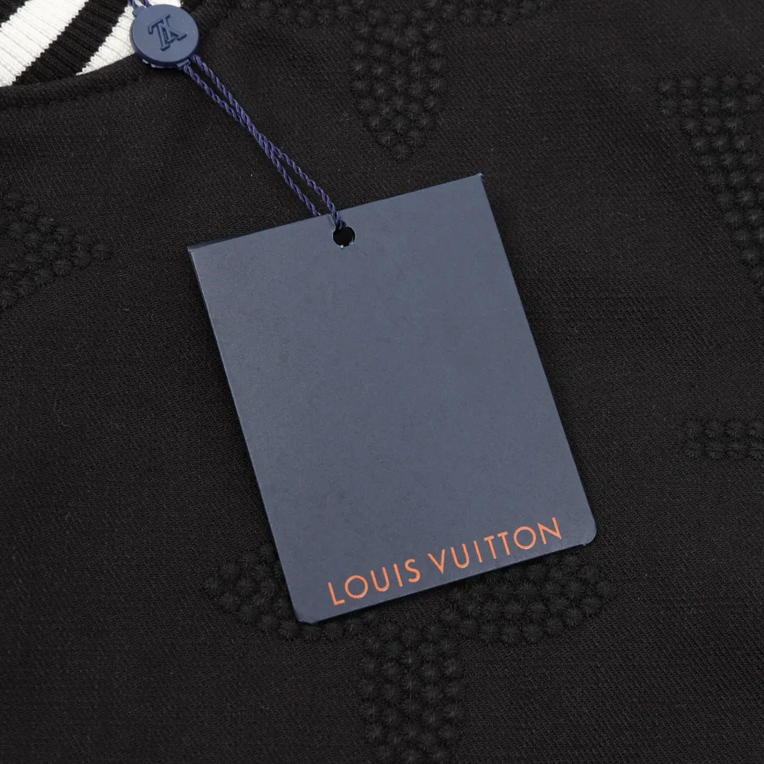🅿️570 Louis Vuitton/Louis Vuitton pearl presbyopic stitching baseball uniform jacket Warm reminder: It is recommended to hand wash or dry clean! ! This year is particularly popular. Baseball uniform jackets are available at all levels of the market (you must compare the details). The most powerful quality control. Baseball uniforms have been produced and researched for 7 years. The details are exquisite. With it, you will be the most handsome boy in the world. The fully painted surface with four-button buttons (buttons with LOGO), the fabric is customized for more than a month. It is not ready-made in the market. It is made of woolen blended fabric, custom-woven and dyed. It has high color fastness. It is recommended to hand wash or dry clean for the first time. "Custom-woven knitted rib at the hem", the lining is made of silky and delicate cupro fiber material, which can be worn directly against the body. It is extremely comfortable, a heavy-hitting item, purchase version! Size：XS-L